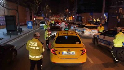 İstanbul’un Kadıköy ilçesinde trafik ekiplerince cadde üzerinde alkol denetimi gerçekleştirildi.