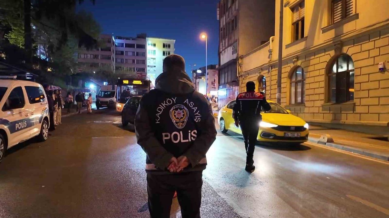 Kadıköy’de polis ekipleri tarafından gerçekleştirilen asayiş uygulamasında bir araçta uyuşturucu