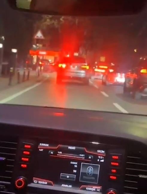 İstanbul’un Kadıköy ilçesinde sahil yolunda tahsisli olduğu öğrenilen bir araçla