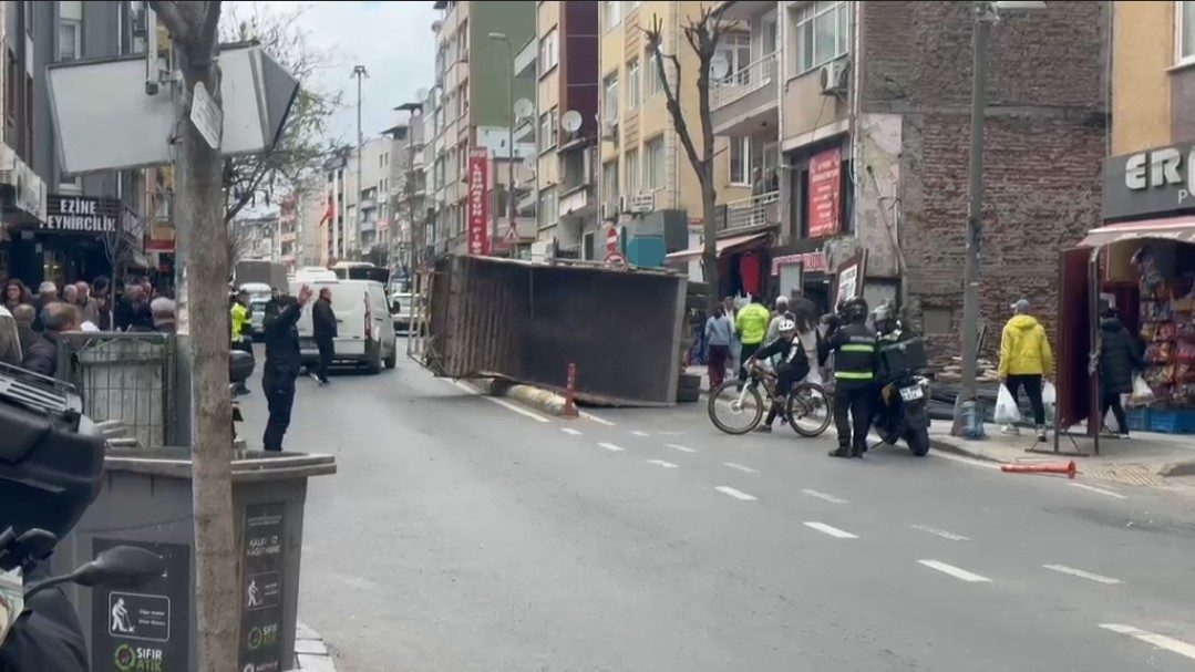 Kağıthane’de sürücüsünün inşaat demiri indirmek için damperini kaldırdığı kamyon yan