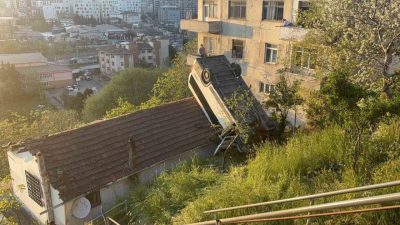 Kağıthane’de, yokuş aşağı seyir halindeyken kontrolden çıkan servis aracı, önce