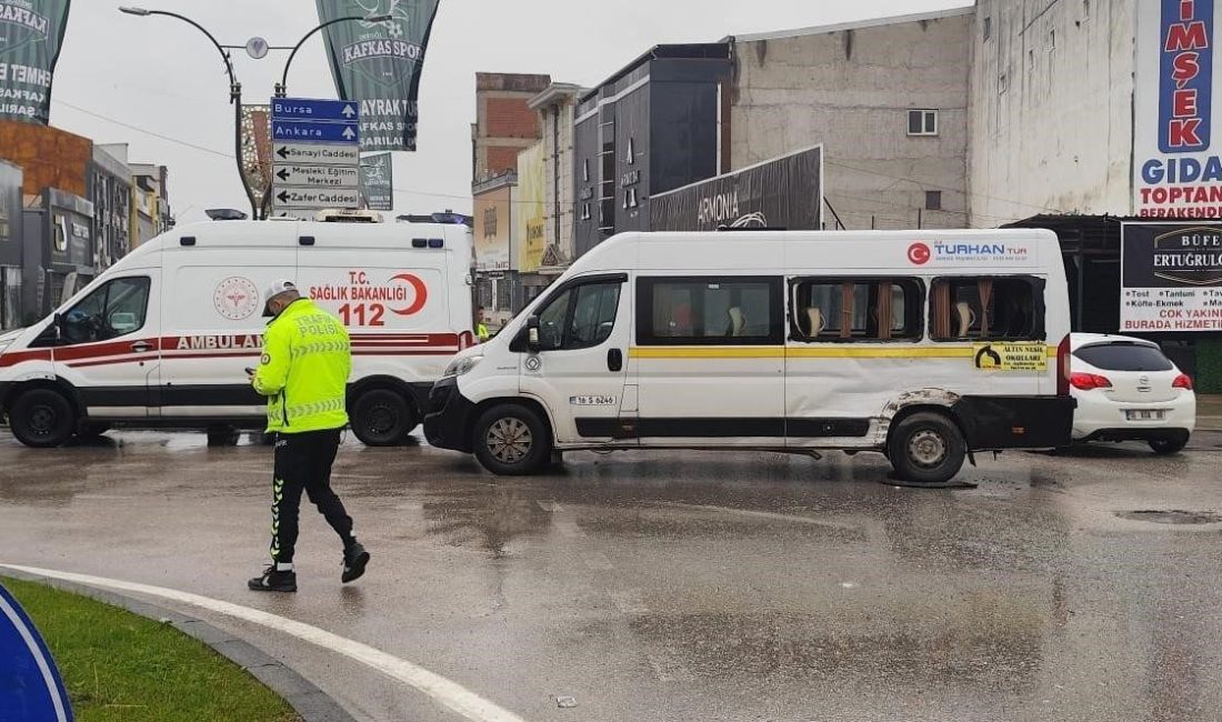 Bursa’nın İnegöl ilçesinde meydana gelen kazada kamyon ile servis minibüsü
