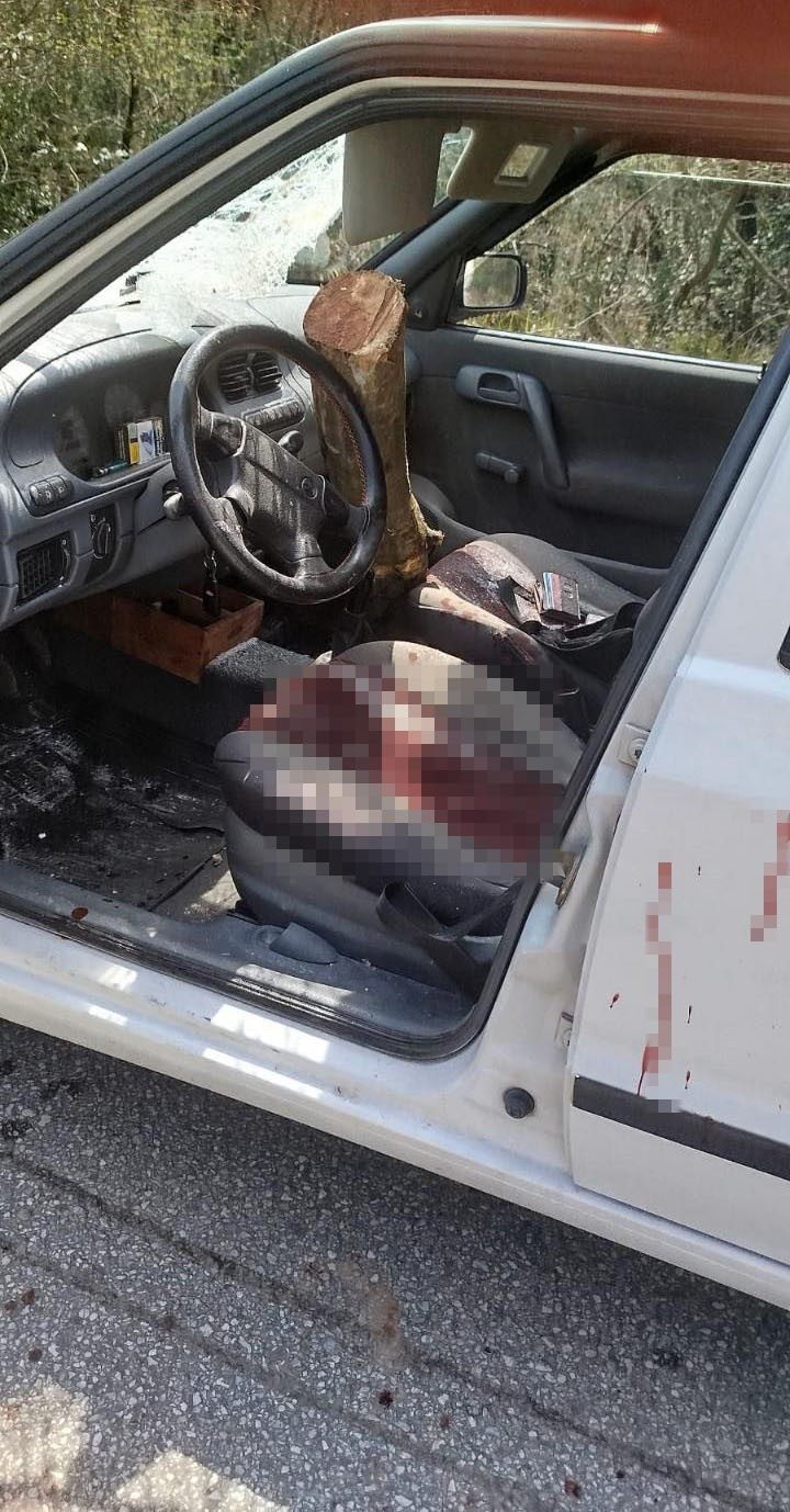 Kocaeli’nin İzmit ilçesinde tomruk yüklü kamyondan fırlayan kütük, seyir halindeki