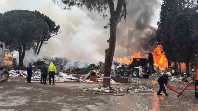 Kartal’da boş bir arazide çıkan ve atık malzemelerin tutuşmasıyla büyüyen
