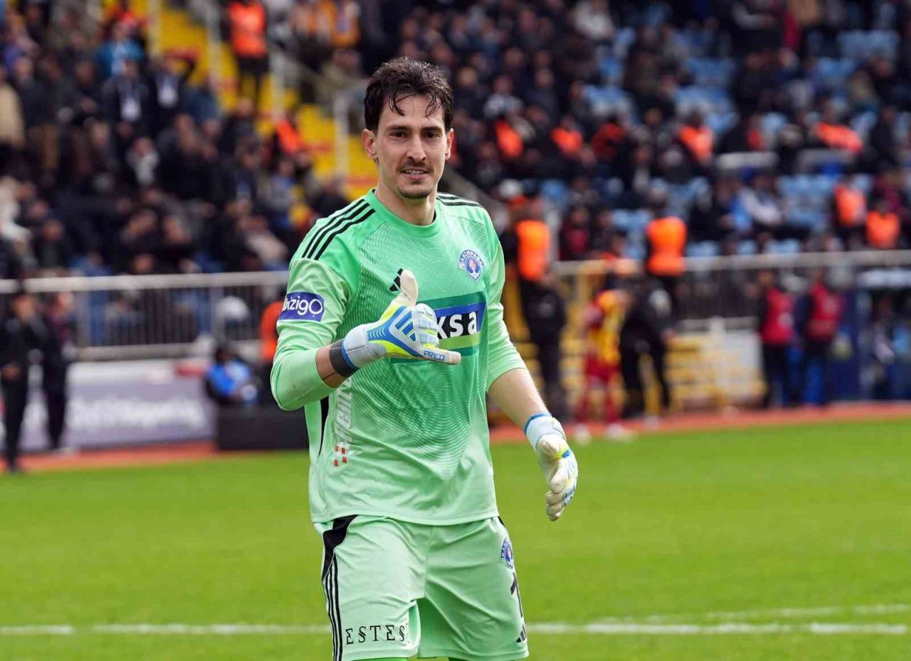 Kasımpaşa kalecisi Andreas Gianniotis, Kayserispor karşısında uzaklardan gole imza attı.