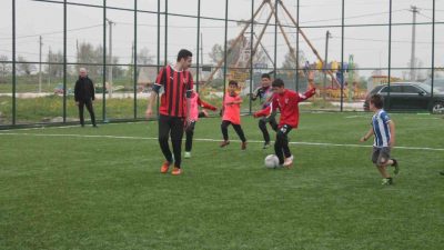 Balıkesir’in Manyas ilçesinde Kaymakam Mustafa Salih Bayram, İstiklal İlkokulu 4/C