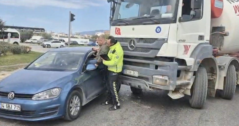 Balıkesir’in Edremit ilçesinde meydana gelen kazada, araçta sıkışan sürücüyü polis