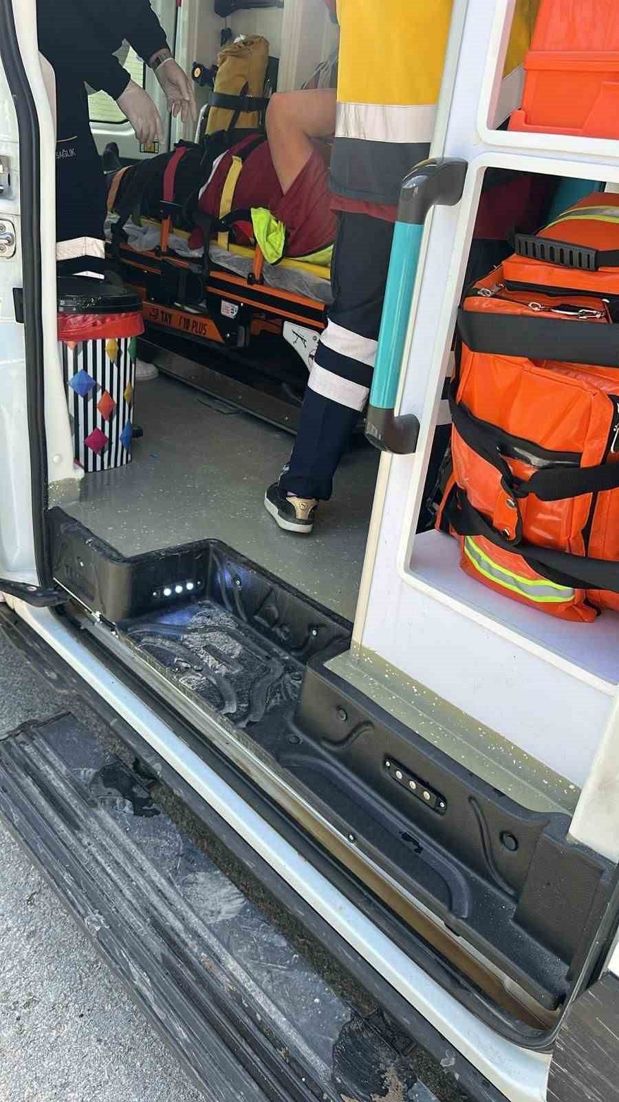 Sakarya’nın Kaynarca ilçesinde kontrolden çıkarak makaslayan yakıt yüklü kamyonun sürücüsü