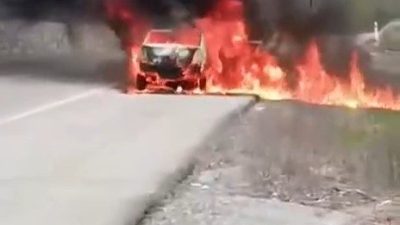 Kırklareli’de seyir halindeyken yangın çıkan otomobil kullanılamaz hale geldi. Edinilen