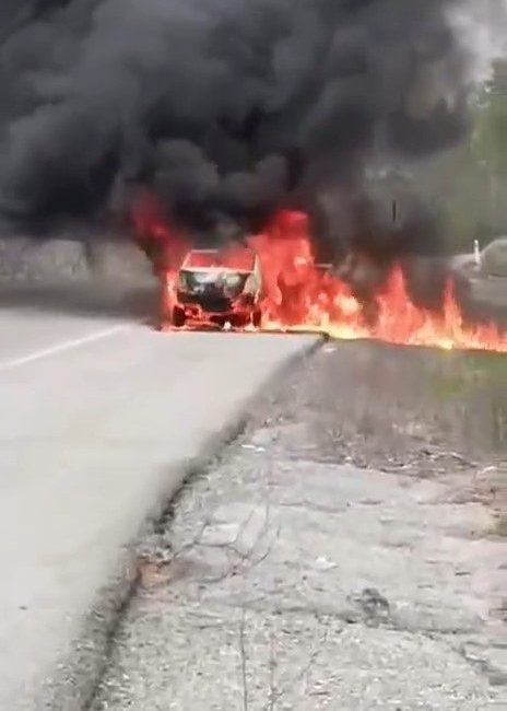 Kırklareli’de seyir halindeyken yangın çıkan otomobil kullanılamaz hale geldi. Edinilen