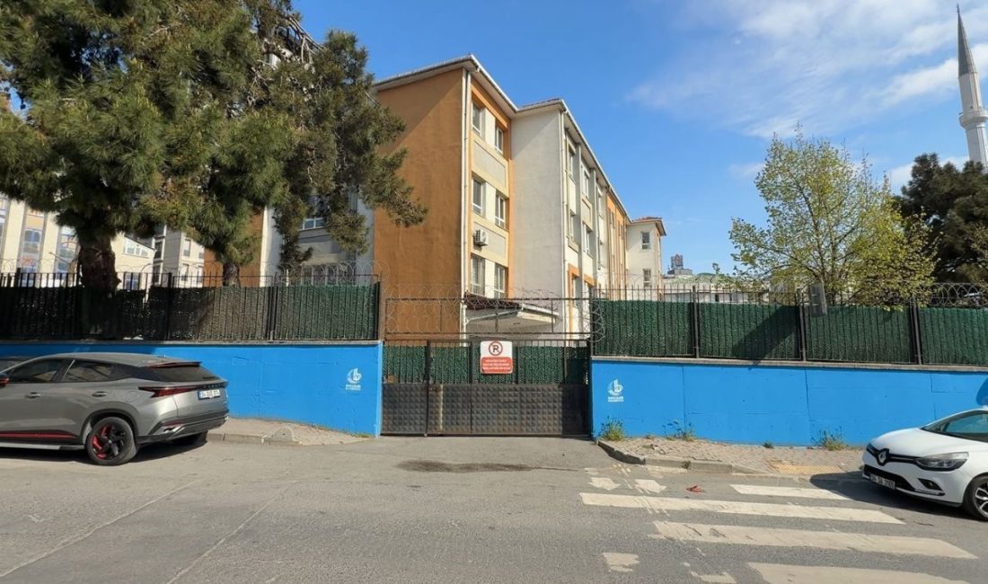 Bağcılar’da kırmızı ışıkta geçen İETT otobüsü, yolun karşısına geçmeye çalışan