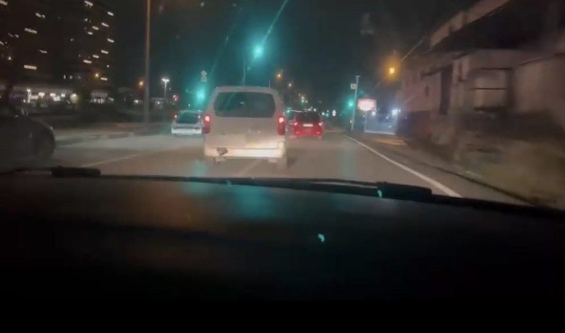 Bursa’da kargo dağıtımında kullanılan hafif ticari aracı, anahtarı kontak üzerinde