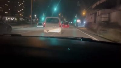 Bursa’da kargo dağıtımında kullanılan hafif ticari aracı, anahtarı kontak üzerinde