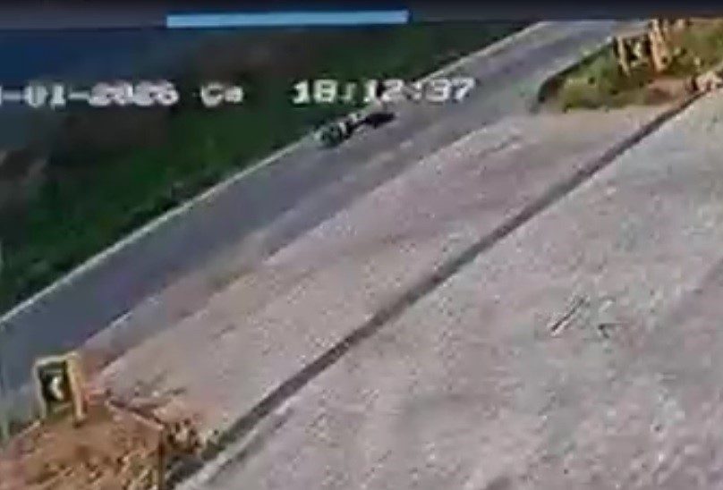 Bilecik’te bir akaryakıt istasyonundan karayoluna çıkan motosikletin kontrolden çıkıp devrilmesi