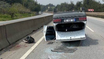 Bursa’nın Kestel ilçesinde meydana gelen kazada kontrolden çıkan otomobil bariyerlere