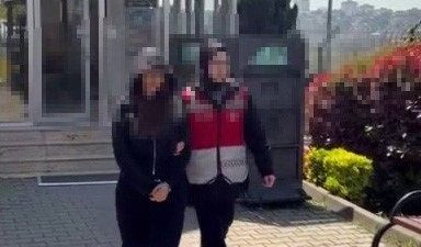 İstanbul Başakşehir’de bir köpeği camdan sarkıtarak korkutan kadın o anları