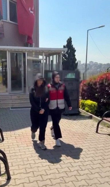 İstanbul Başakşehir’de bir köpeği camdan sarkıtarak korkutan kadın o anları