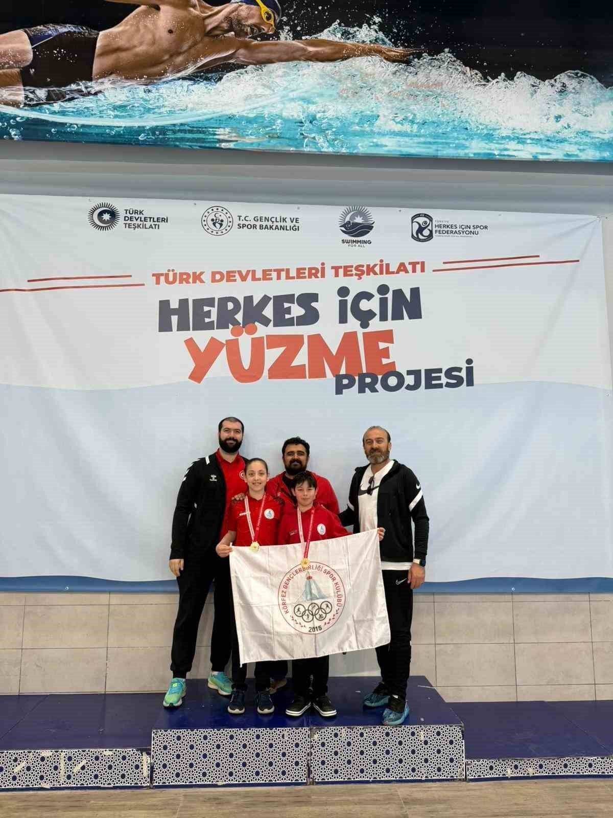 Körfez Gençlerbirliği Spor Kulübü yüzücüleri Zehra Temel ve Poyraz Kaan