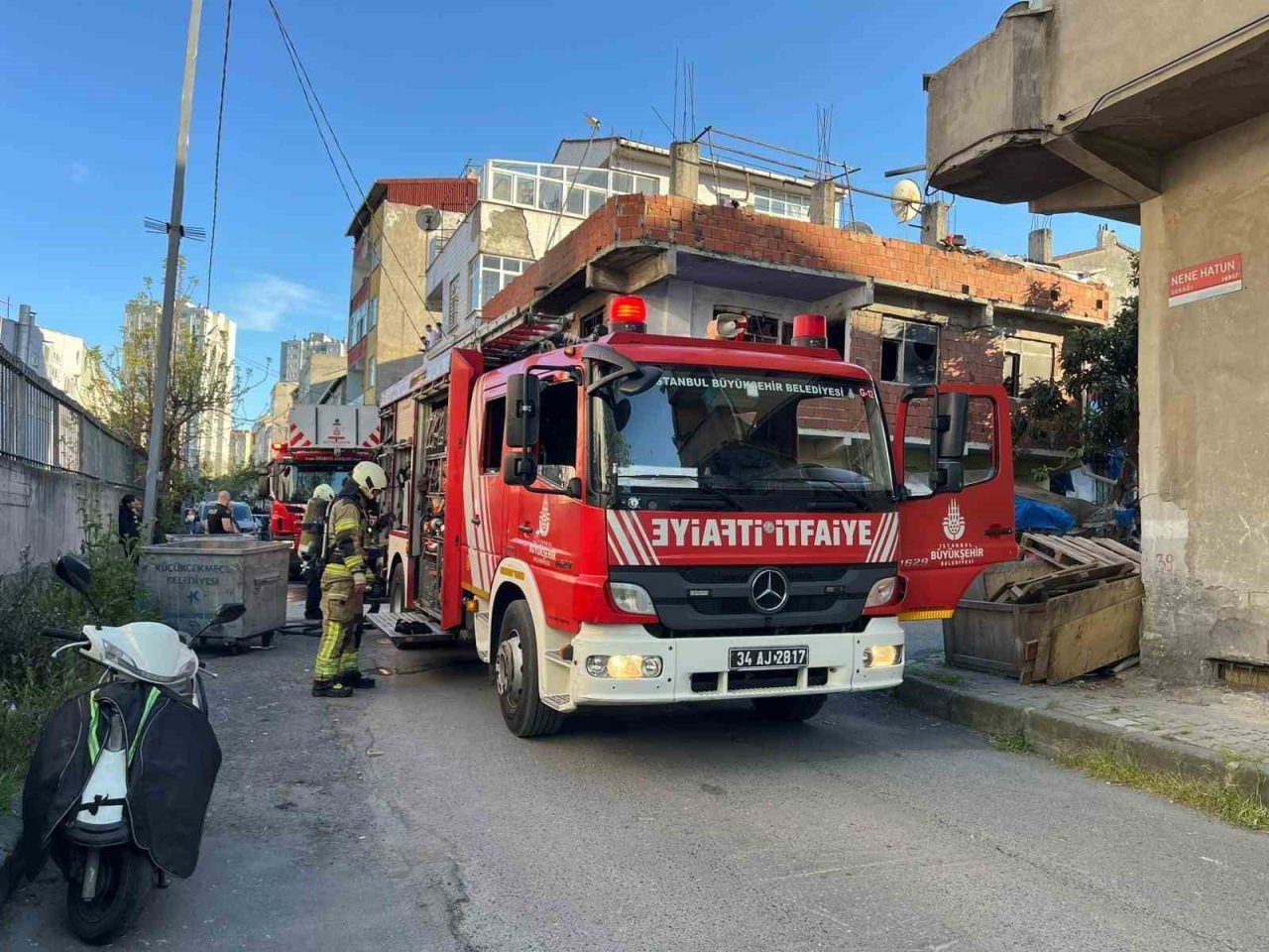 İstanbul Küçükçekmece’de iki katlı binada çıkan yangın, itfaiye ekiplerince büyümeden
