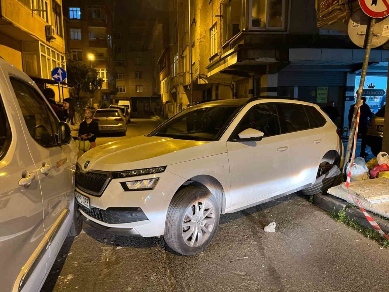 İstanbul Küçükçekmece’de polis ekiplerinden kaçmaya çalıştıkları iddia edilen motosikletli iki