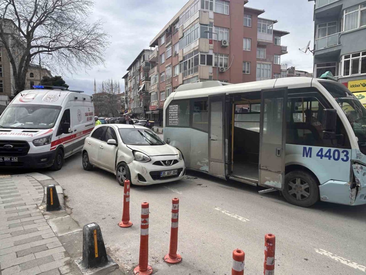 Maltepe’de seyir halindeki minibüsün Nissan marka araca çarptığı kazada 3