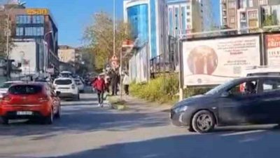Maltepe’de bir kadın sürücünün sıkıştırmasıyla başlayan trafik tartışmasında motosiklet sürücüsü