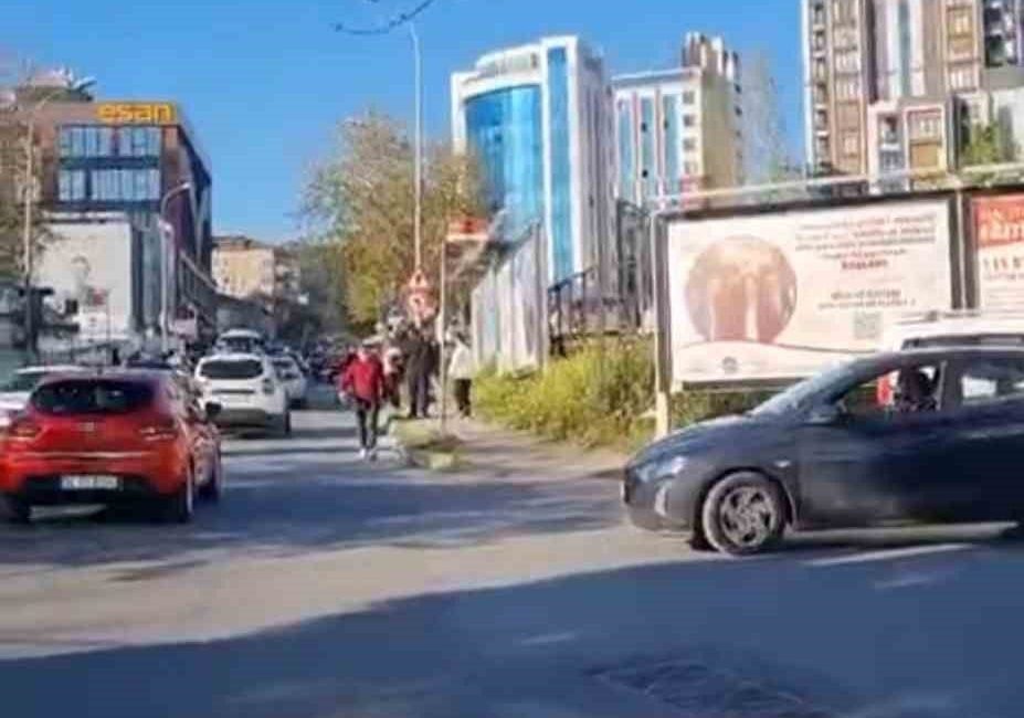 Maltepe’de bir kadın sürücünün sıkıştırmasıyla başlayan trafik tartışmasında motosiklet sürücüsü
