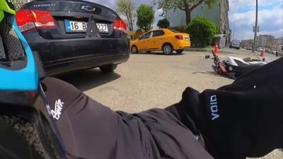 Bursa’da meydana gelen trafik kazasında, sağa dönen otomobil şeritteki motosikleti