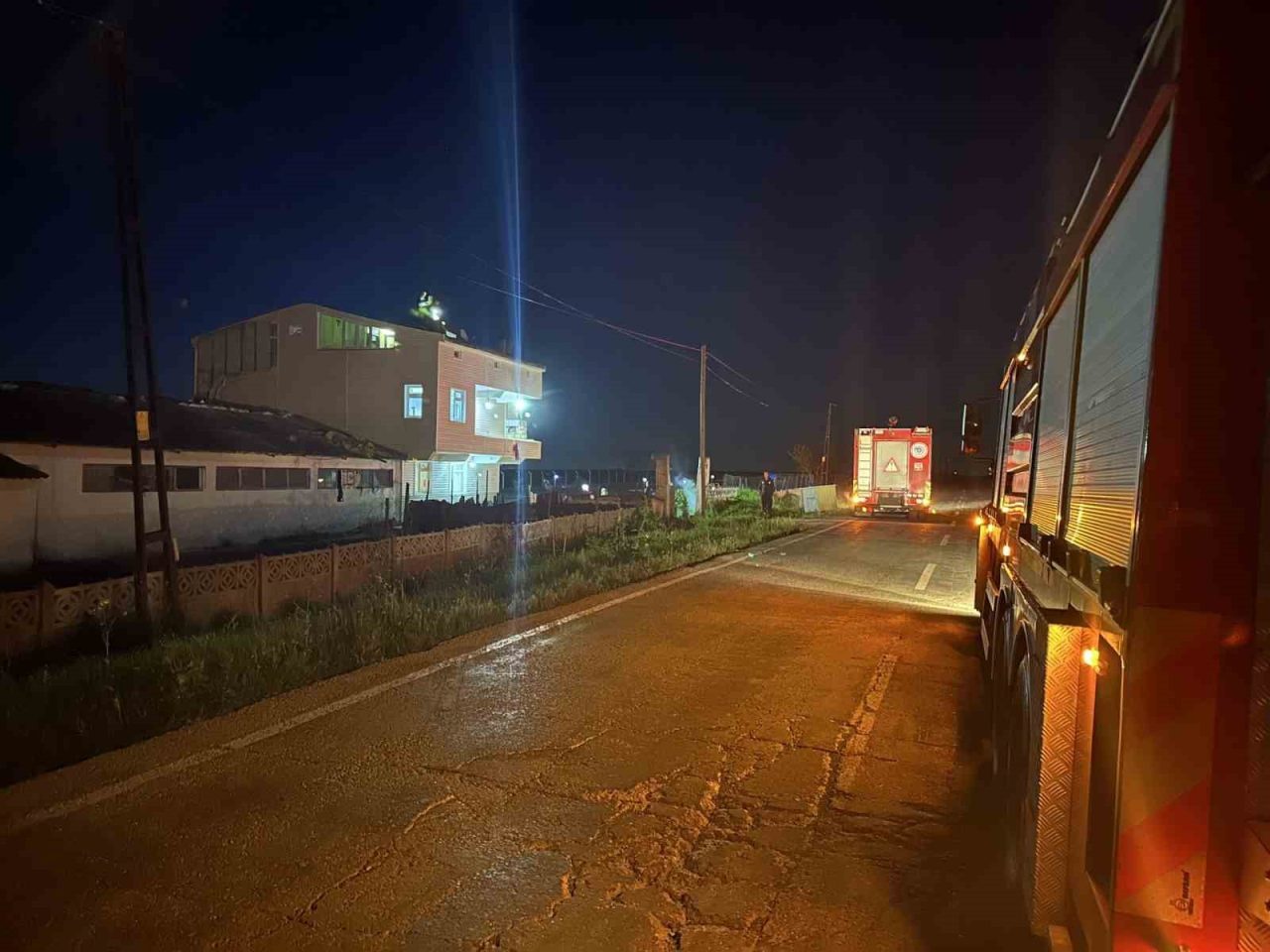 Tekirdağ’ın Muratlı ilçesinde iki katlı bir binanın çatısında çıkan baca