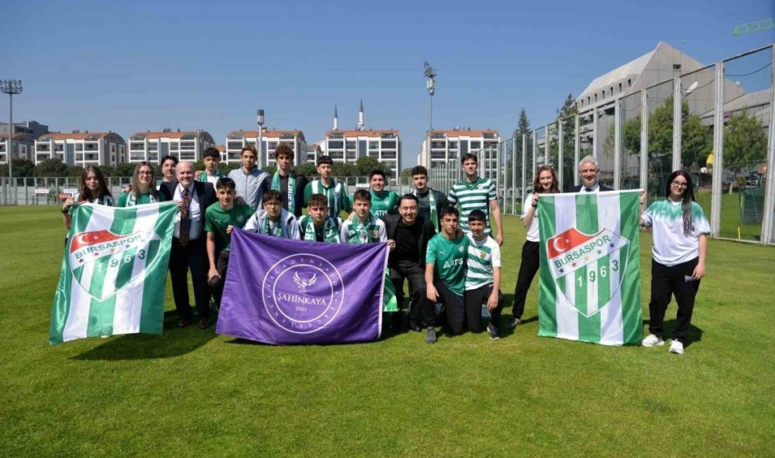 Şahinkaya Eğitim Kurumları öğrencileri, Bursaspor’un antrenmanında ziyaret ederek şampiyonluklarını kutladı.
