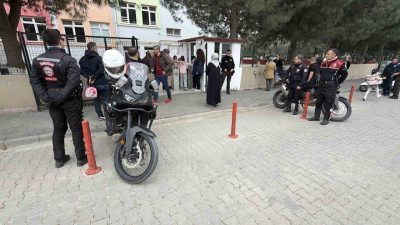 Balıkesir’in Edremit ilçesinde öğrencilerin güvenliği için emniyet güçleri seferber oldu.