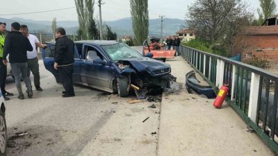 Sakarya’nın Geyve ilçesinde traktör ile taksinin çarpışması neticesinde meydana gelen