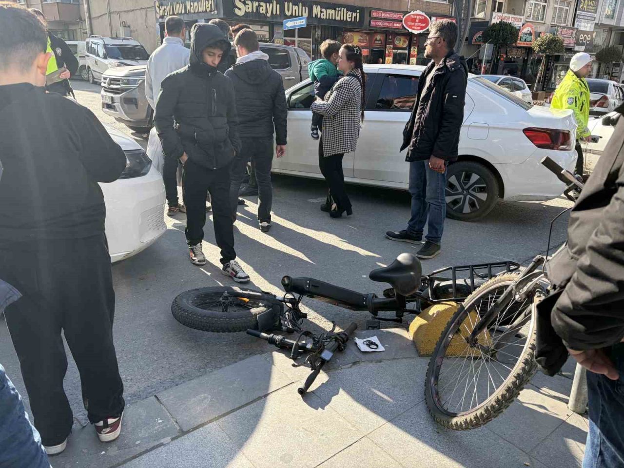 Tekirdağ’ın Kapaklı ilçesinde otomobille çarpışan elektrikli bisiklet sürücüsü yaralandı. Kaza,