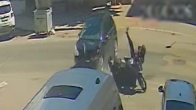 Tekirdağ Çorlu’da otomobille çarpışan motosikletin sürücüsünün yaralandığı kaza kameraya yansıdı.