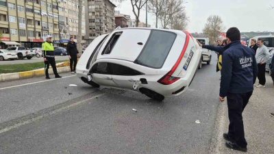 Tekirdağ’ın Süleymanpaşa ilçesinde sahil kesiminde meydana gelen kazada iki otomobil