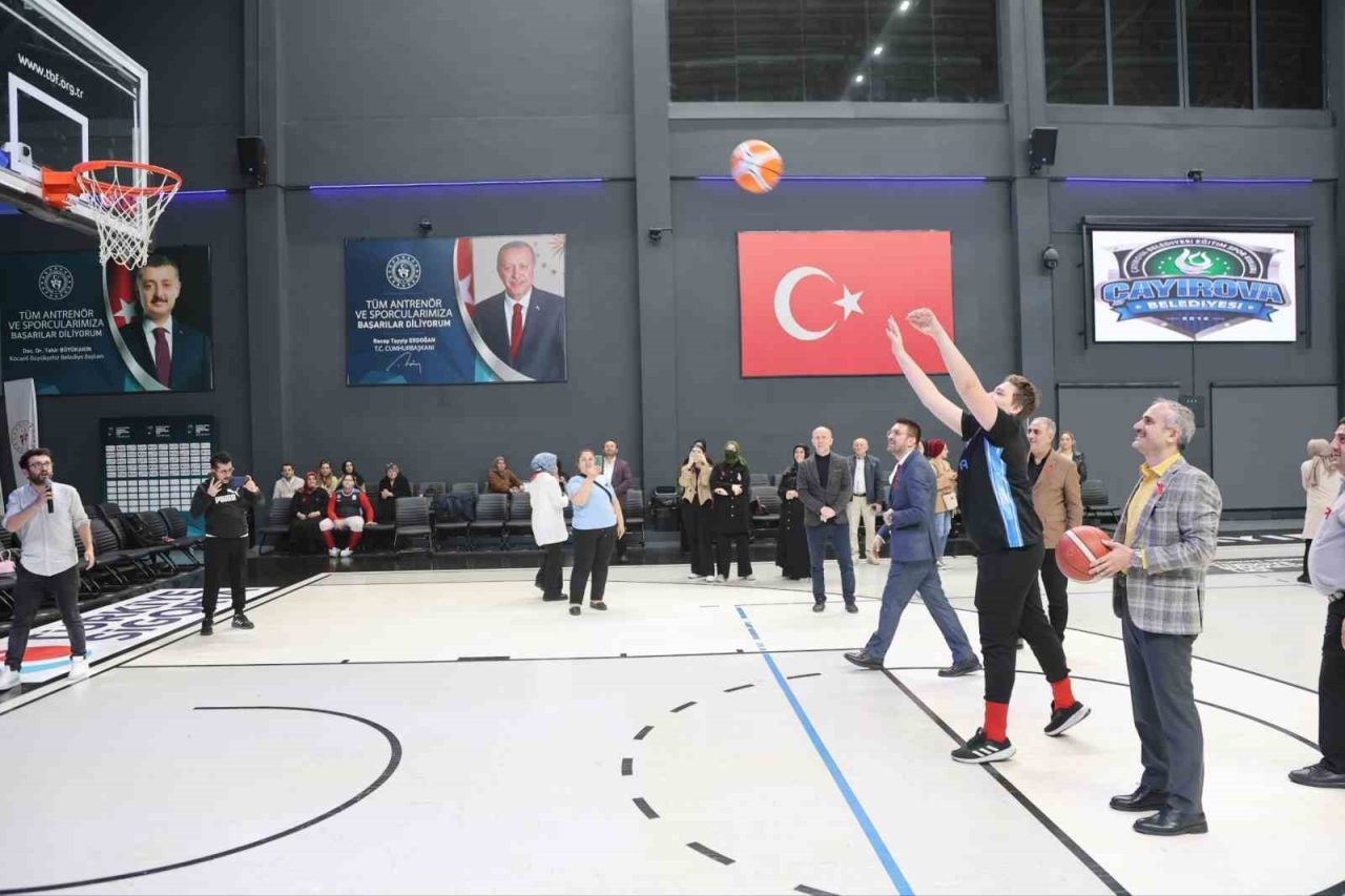 Çayırova’da özel çocuklar ve profesyonel basketbolcuların sahada buluştuğu etkinlikte, “Sevgi