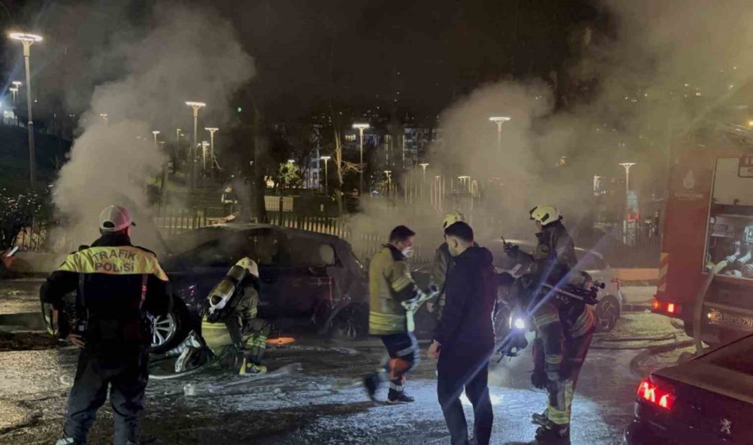 Beşiktaş’ta park halindeyken yanan elektrikli otomobilden yükselen alevler başka araca