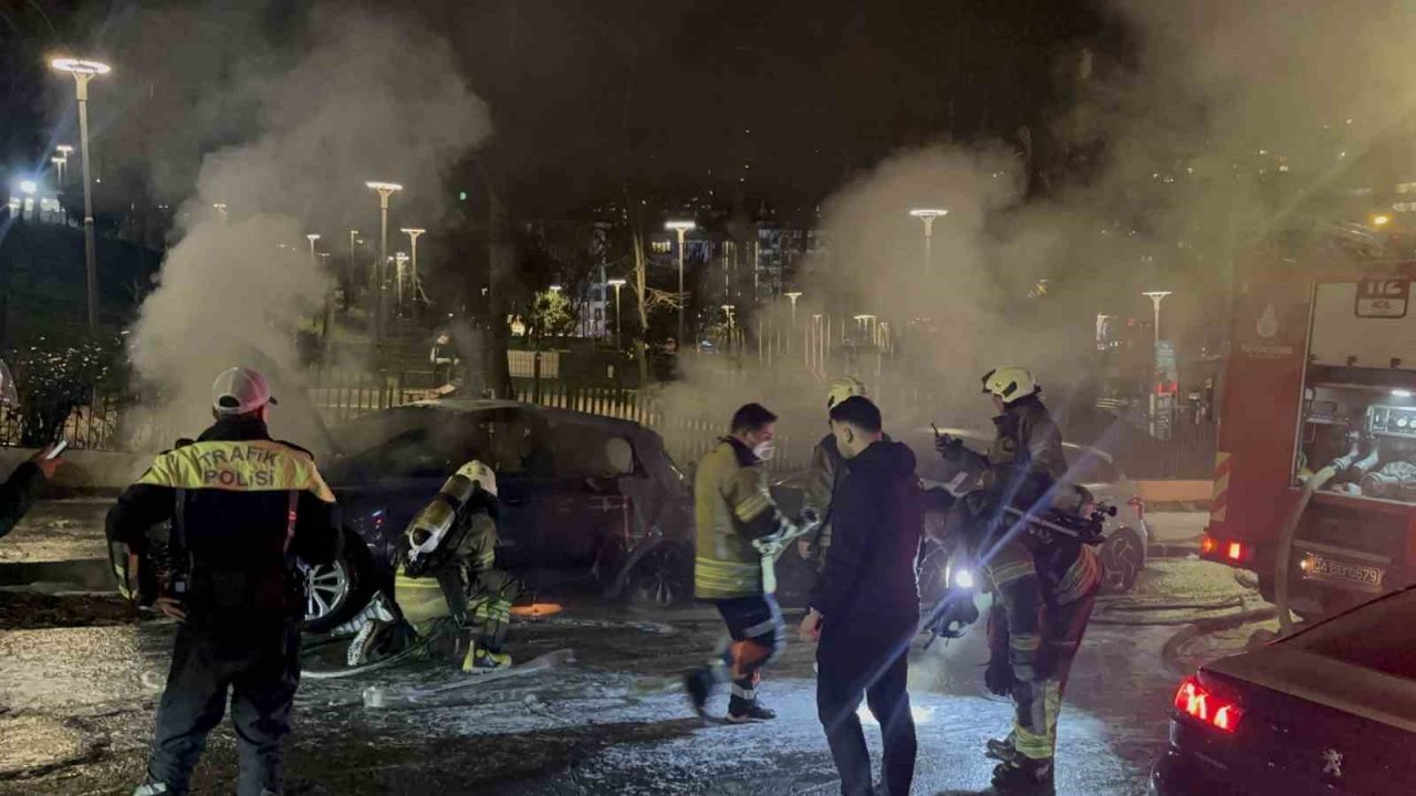 Beşiktaş’ta park halindeyken yanan elektrikli otomobilden yükselen alevler başka araca