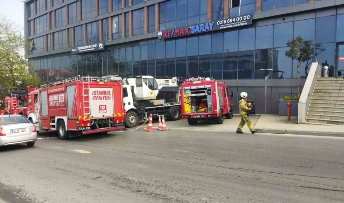 Pendik’te bir plazada tadilat sırasında çıkan yangın paniğe neden oldu.