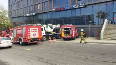 Pendik’te bir plazada tadilat sırasında çıkan yangın paniğe neden oldu.