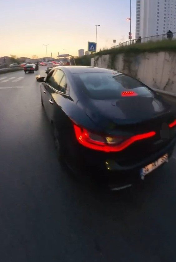 Pendik’te yaya geçidine yaklaşırken hızını kesmeyen ve önünde duran bir