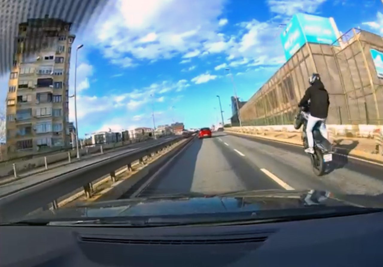 Pendik’te trafikte akrobatik hareketler yaparak ilerleyen motosiklet sürücüsüne 46 bin