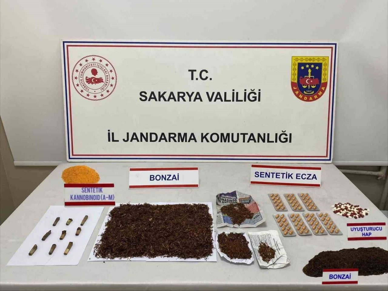 Sakarya’da jandarma ekiplerince üç ilçede düzenlenen operasyonda, çok miktarda uyuşturucu