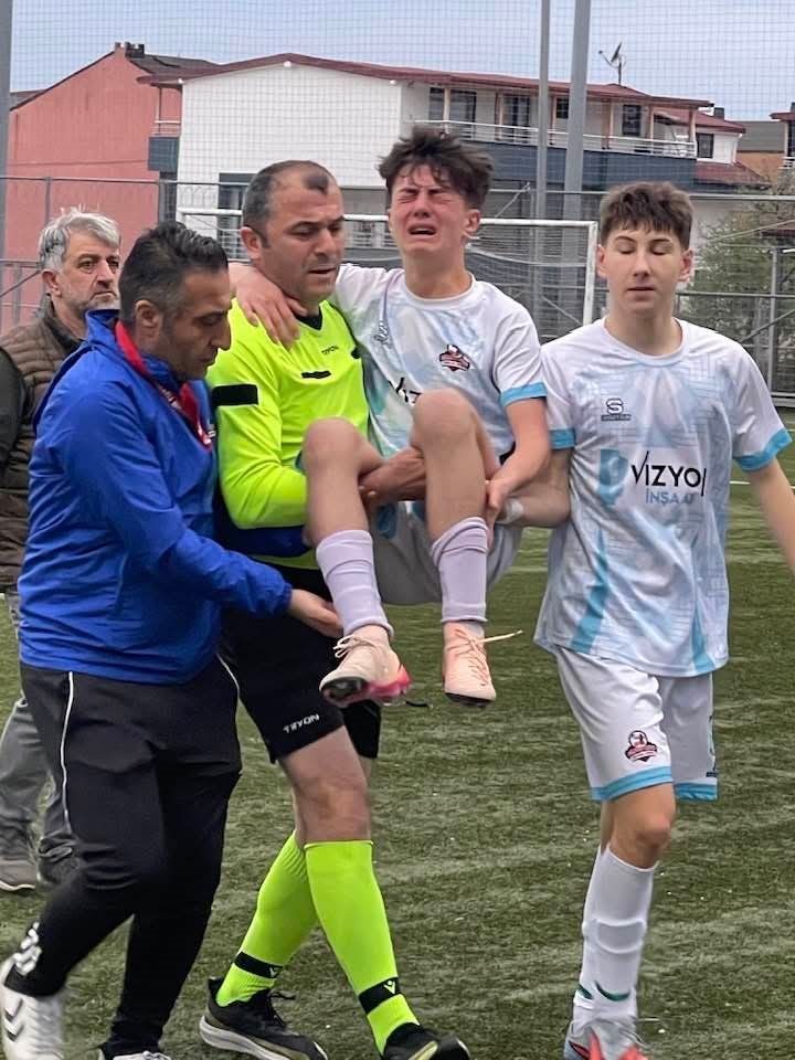 Kocaeli U15 Ligi’nde oynanan karşılaşmada sakatlanan ve acı içinde kalan
