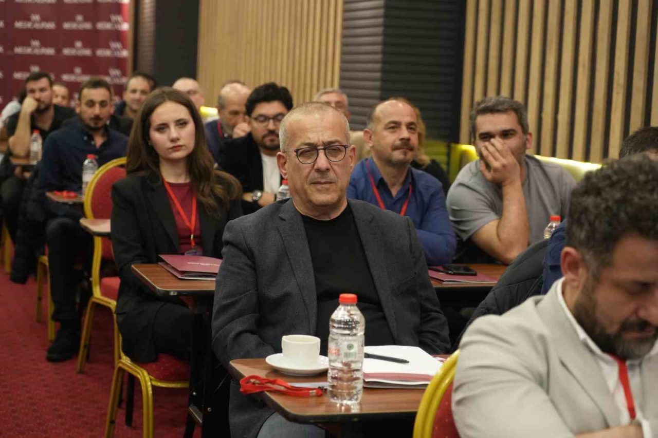 Kocaeli’nin Gebze ilçesinde iş yeri hekimlerine yönelik düzenlenen eğitim toplantısında;