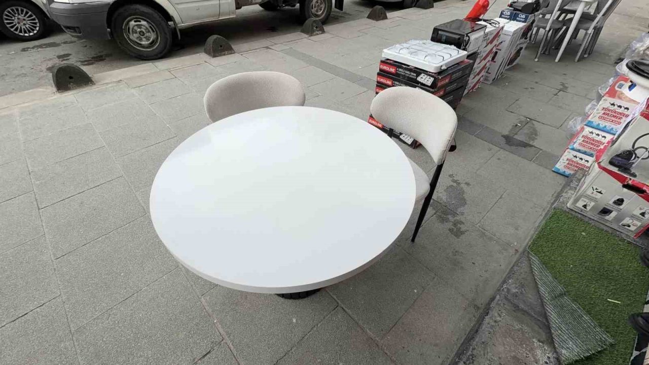 İstanbul’un Arnavutköy ilçesinde bir mobilya mağazası önünde sergilenen masa ve