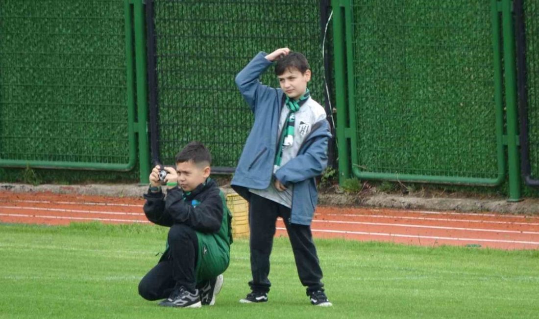 Kocaelispor-Göztepe maçında Serdar Dursun’un penaltı golünü kaydeden minik taraftar Ertuğrul