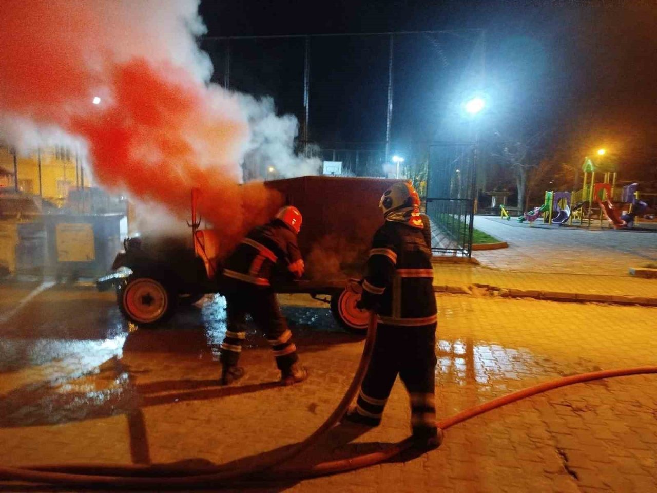 Bilecik’te seyir halindeki araç alev aldı. Edinilen bilgilere göre, dün