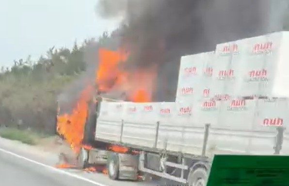 TEM Otoyolu Kocaeli geçişinde seyir halindeki bir tırda çıkan yangın