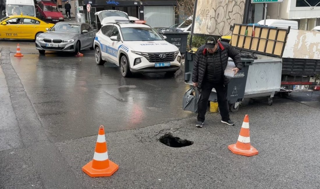 İstanbul’un Şişli ilçesinde etkili olan yağmur sonrası yolda çökme meydana